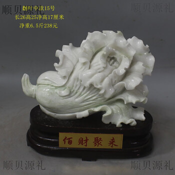 【大型2.7kg・共箱】中国美術 天然石 翡翠 彫刻置物 横たわる牛 唐木台 中国古玩 翡翠玉石 彫刻 花鳥彫 唐木台付 置物 天然石 飾物 細密細工