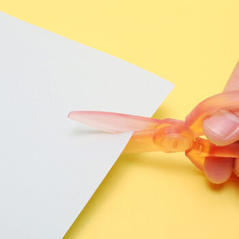 国誉(KOKUYO)儿童树脂剪刀淡彩曲奇学生用飞特飒飒剪刀刃长50mm 透明1个 WSG-HSJ230T