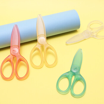 国誉(KOKUYO)儿童树脂剪刀淡彩曲奇学生用飞特飒飒剪刀刃长50mm 透明1个 WSG-HSJ230T