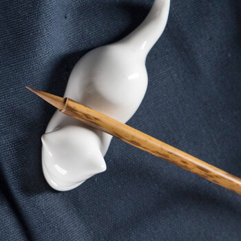 【全网低价】荣宝斋 笔搁 文房四宝书法国画笔掭笔山笔托毛笔架镇纸尺招财猫陶瓷器 汝窑白釉萌系小猫笔搁-白 【全网低价】荣宝斋 笔搁 文房四宝书法国画笔掭笔山笔托毛笔架镇纸尺招财猫陶瓷器 汝窑白釉萌系小猫笔搁-白