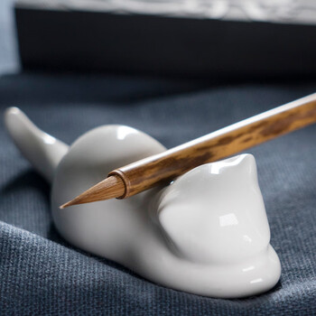 【全网低价】荣宝斋 笔搁 文房四宝书法国画笔掭笔山笔托毛笔架镇纸尺招财猫陶瓷器 汝窑白釉萌系小猫笔搁-白 【全网低价】荣宝斋 笔搁 文房四宝书法国画笔掭笔山笔托毛笔架镇纸尺招财猫陶瓷器 汝窑白釉萌系小猫笔搁-白