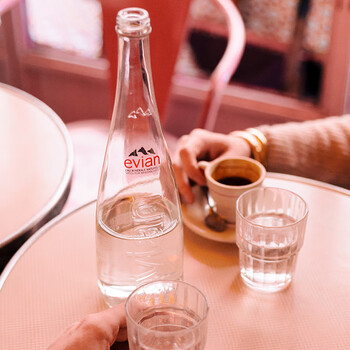 依云（evian）330ml*20瓶 玻璃瓶饮用水 高端矿泉水 法国进口 会议商务用水