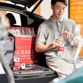农夫山泉 饮用水 饮用天然水550ml*24瓶 整箱装 开会饮用水（包装随机）