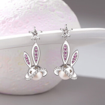 周大福新星际珍珠兔子耳钉女银针个性设计微镶锆石耳环星星耳饰品珍珠