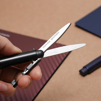 国誉(KOKUYO)学生剪刀·飞特飒飒剪·便携笔款115×10×12.5mm刃长50mm 深红1把 WSG-HS321DR 国誉(KOKUYO)学生剪刀·飞特飒飒剪·便携笔款115×10×12.5mm刃长50mm 深红1把 WSG-HS321DR