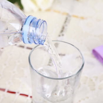 依云（evian）法国原装进口天然矿泉水500mlx24瓶(软瓶)饮用水新老包装随机发货