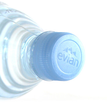 依云（evian）法国原装进口天然矿泉水500mlx24瓶(软瓶)饮用水新老包装随机发货