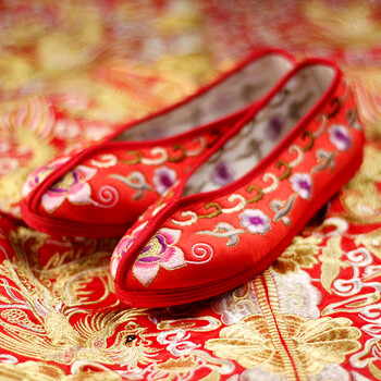 绣花鞋 新品春夏绣花鞋婚鞋新娘鞋红色平底女鞋千层底布鞋流苏秀禾鞋