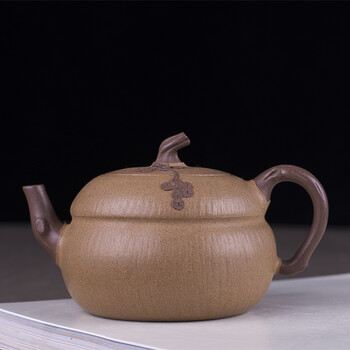 助理工艺美术师王小云老师制作《梅香壶》