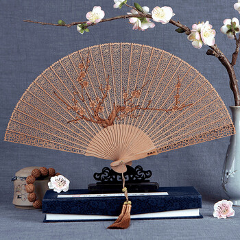 王星记中国风檀香扇子女式7寸红檀木扇 古风镂空雕花工艺礼品折扇送