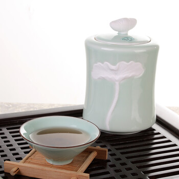 
                                        LIFEEYES茶叶包装礼盒茶叶桶陶瓷普洱茶罐密封大号青瓷茶叶罐 浮雕荷韵                