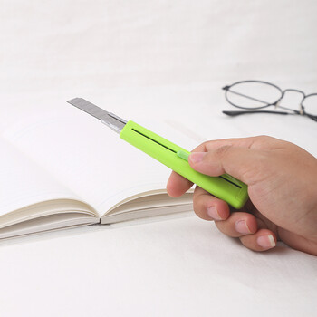 国誉(KOKUYO) 进口C3美工刀学生便携手工刀不易黏胶刀片 绿色 HA-S110G