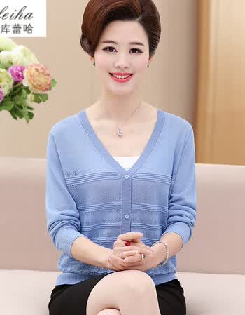 中老年人女装春装针织衫外套薄款镂空衫长袖妈妈装v领短款小开衫 浅