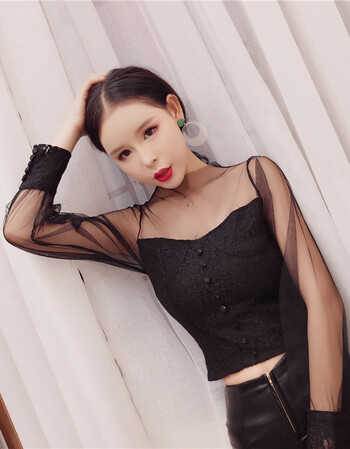 韩衣女王2017秋季韩版性感透视抹胸拼接蕾丝衫长袖短款网纱上衣 黑色