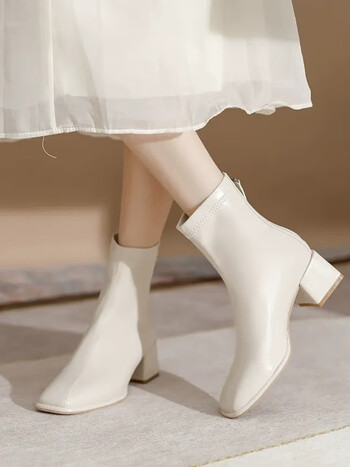 达芙妮季天白色短靴女粗跟2023年秋冬中跟高跟靴子瘦瘦靴切尔西米白色