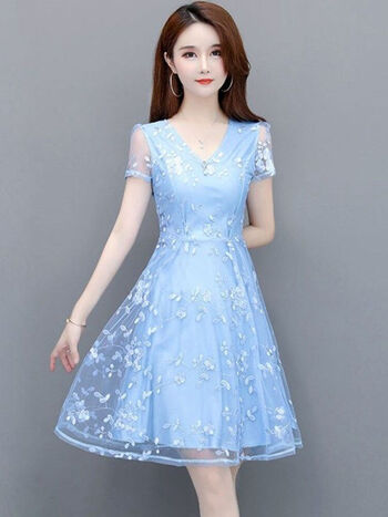 连衣裙2022新款中年女夏装中长款收腰裙子小个子绣花天蓝色m建议90100