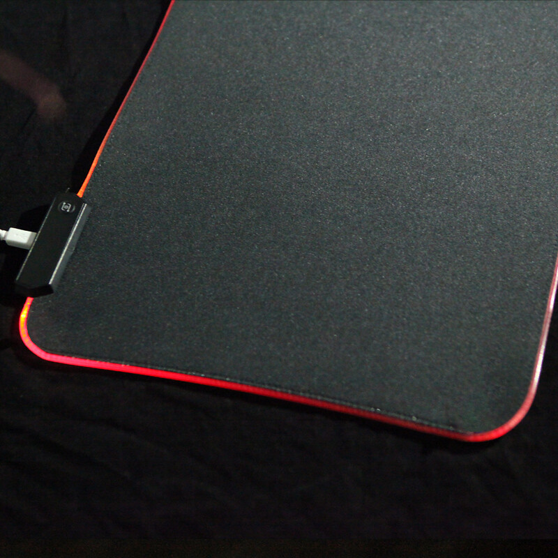 灵蛇（LINGSHE）发光游戏鼠标垫900*400*4 超大幻彩电脑桌垫  多种灯效随心切换 P97黑色 礼盒装