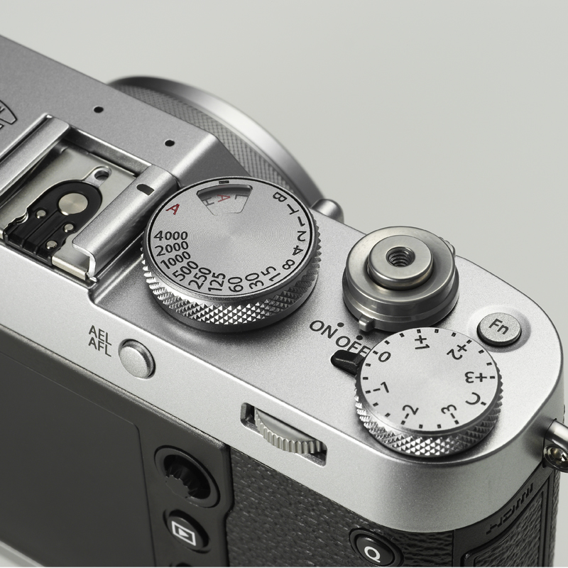 富士（FUJIFILM）X100F 数码相机 旁轴 2430万像素 WIFI 混合取景器 复古 人文扫街 银色