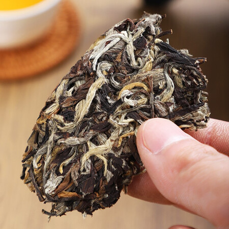 图文解说曝光茗聚惠 福鼎白牡丹茶饼 2013年原料陈年正宗老白茶高山王是否值得呢？大家说上不上档次！