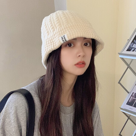 对比点评小蚊子XiaoWeZi 帽子女秋冬韩版is潮牌百搭毛线帽冷帽冬季保暖护耳大 米色价格是多少？亲们说说好不好！
