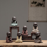 木客 创意精品宜兴茶宠小和尚彩砂可爱佛精品紫砂茶玩小沙弥茶具配件精美摆件家居装饰书房书架摆设 六度小和尚全套+鸡翅木博古架