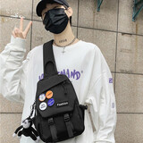 捷如风斜挎包单肩包男新款胸包帆布包休闲挎包大容量邮差包学生小背包 纯黑色【4个徽章+猩猩挂件】