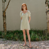 太平鸟夏季绣花短连衣裙扭结V领泡泡袖a字裙女 浅绿 S