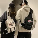 袋鼠（KANGAROO）斜挎包单肩包男胸包学生休闲小背包新款户外健身运动包时尚男包 黑色（带猩猩挂件/带3个徽章）