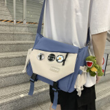 法德陆 斜挎包男潮牌日系邮差包男生休闲ins百搭帆布横款大容量单肩背包 fugui1222蓝配白色+勋章+恐龙