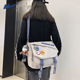 回力ins潮牌斜挎包女大容量原宿复古休闲上课单肩邮差包男 米白色【带徽章4+牛牛挂件】