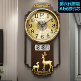 康巴丝（Compas）新中式轻奢日历挂钟2024新款家用时尚时钟客厅钟表挂墙高档大气 福鹿咖木纹（AI智能自动对时）