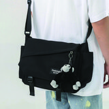 酷咖单肩包男斜挎包女大容量邮差包 运动出行韩版ins潮流学生包防泼水 经典黑【带猩猩挂件】