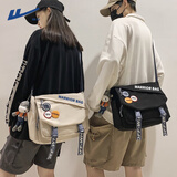 回力ins潮牌斜挎包女大容量原宿复古休闲上课单肩邮差包男 黑色【带徽章4+牛牛挂件】