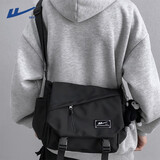 回力斜挎包男单肩包女潮流邮差包大容量工装风学生上课背包休闲挎包 黑色【徽章4+太空人挂件】