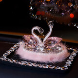 奔域 汽车香水座车载香水摆件车内天鹅韩国可爱高档个性创意女持久淡香车载香水座摆件饰品 粉色毛绒天鹅香水座摆件+长方白色钻防滑垫 玫瑰