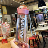 潮流个性塑料吸管杯学生运动水壶健身杯吸水杯便携防漏杯随手杯 标配600ml玫红色+提绳【手感厚实】
