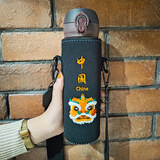 Bolikin 国潮刺绣保温杯套通用象印水杯套保护套斜挎带背带便携杯子套350ml 500ml防烫 刺绣国潮中国醒狮480-500ml