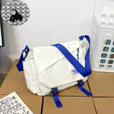 酷咖单肩包男斜挎包女大容量邮差包 运动出行韩版ins潮流学生包防泼水 白色【带猩猩挂件】