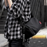 墨一单肩包男士潮流休闲学生斜挎包邮差小包轻便简约户外运动骑行挂包 黑色标准号