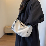 京智休闲尼龙包包女秋冬新款时尚单肩包百搭宽带斜挎枕头包 白配黑