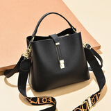 MCAI 包包女包新款斜挎包女时尚单肩包大容量水桶包七夕情人节礼物 黑色