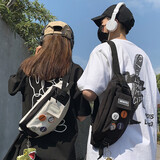 捷如风胸包新款斜挎包男士潮牌女多功能腰包挎包校园情侣款运动休闲单肩包 纯黑色【猩猩挂件+4个徽章】