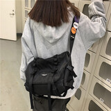 牧瑾 斜挎包男韩版街头潮牌ins单肩包女原宿ulzzang背包大容量运动休闲大学生情侣斜跨包工装包 黑色小号（带4枚徽章+零钱包）