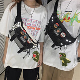 小憨象 斜挎包男士潮牌小型ins潮运动腰包小挎包夏季日系单肩包胸包男 黑色【小恐龙+3个徽章】