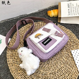 纸色  小女生包包斜跨包韩版新款可爱网红帆布小包包女新款日系可爱学生单肩包ins百搭撞色斜挎包 2065紫色【无挂件】 卡通小徽章