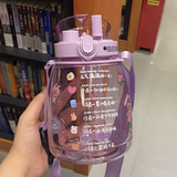 【可斜跨】波比熊带吸管塑料杯大容量户外运动健身水瓶女学生森系可爱双饮杯韩国网红塑料防摔水杯男 双饮大肚紫1300ml+斜挎背带+杯刷+文字贴纸