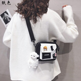 纸色  小女生包包斜跨包韩版新款可爱网红帆布小包包女新款日系可爱学生单肩包ins百搭撞色斜挎包 2065黑色【带挂件】 卡通小徽章