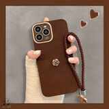 葵也适用iPhone17promax手机壳全包防摔超薄苹果17斜跨带挂绳女保护套 深棕月坑纹山茶花棕花朵手绳 苹果17 Pro