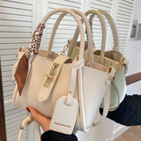 伊梵络 今年流行女士包包2024新款时尚夏天斜挎包百搭质感手提水桶包 白色