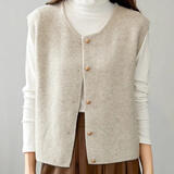 妙奕嘉灰色针织马甲外穿小香风背心女春装2026新款上衣洋气时尚外搭开衫 杏色小金扣法式针织马甲 均码 【建议118斤以内】